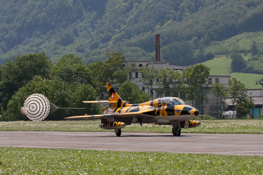 Hunter in Mollis - 009 - Wo es gelbe Schilder hat sind auch gelbe Flugzeuge zu finden