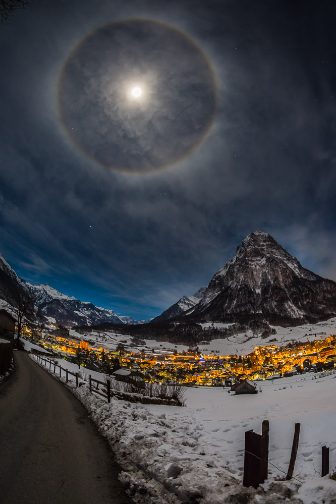 001 Mondhalo ueber Glarus