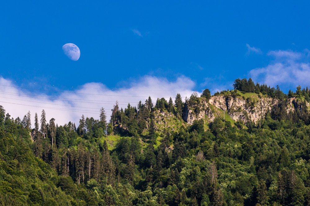 2020-40 Mond ueber dem Schwanderberg