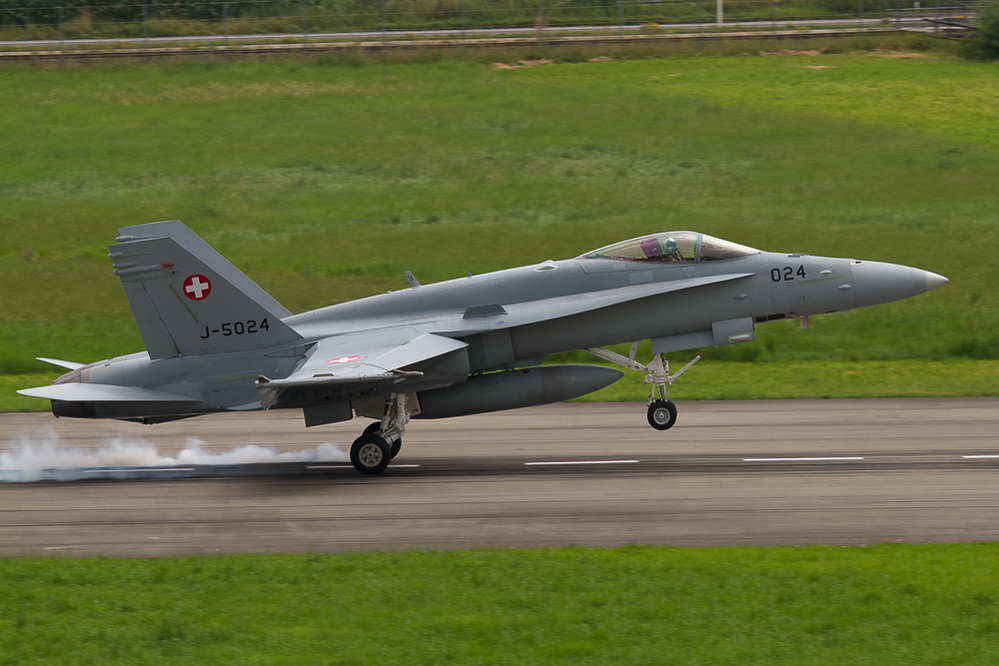 Emmen - 090 - Landung Hornet