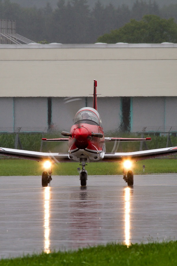 Emmen - 034 - Landung PC-7 Team
