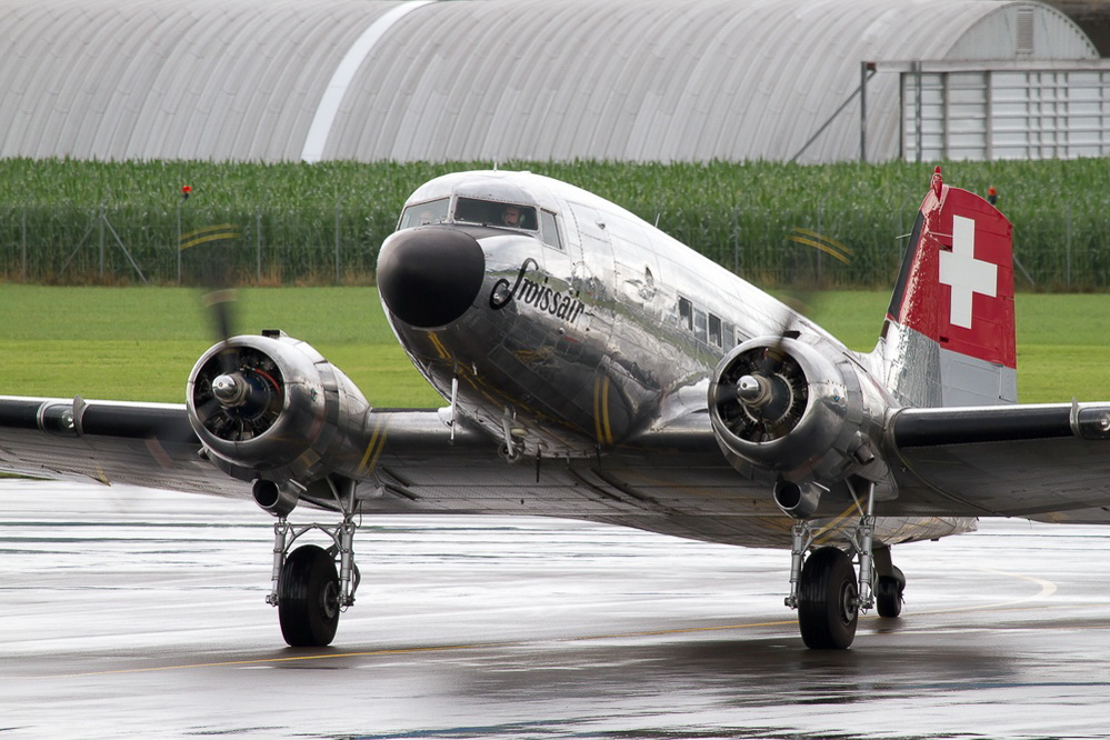Emmen - 060 - DC-3 zeigt Flagge