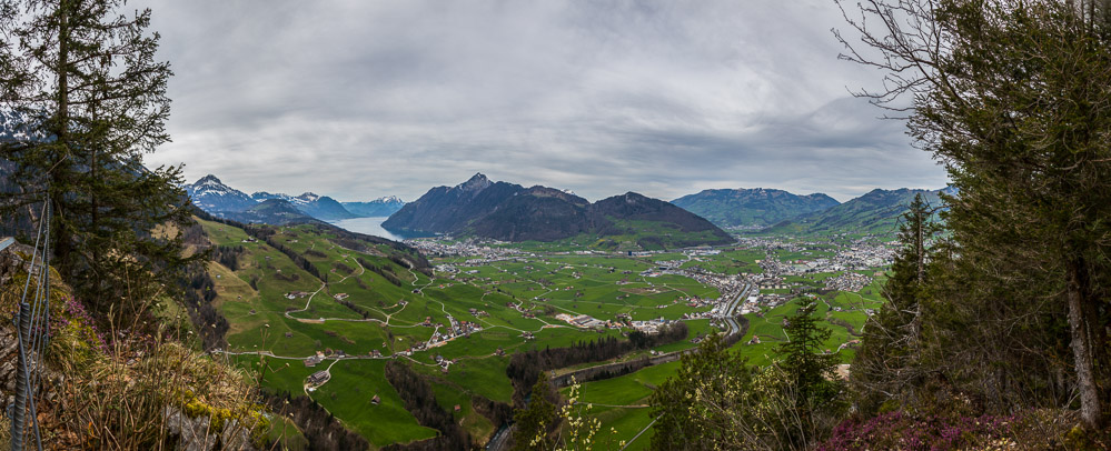 fruehling21 - 18 - Links Brunnen, Rechts Schwyz