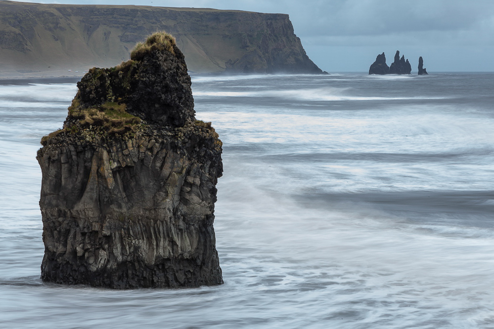 207_island_22-09_Im Hintergrund die Reynisdrangar-Felsen