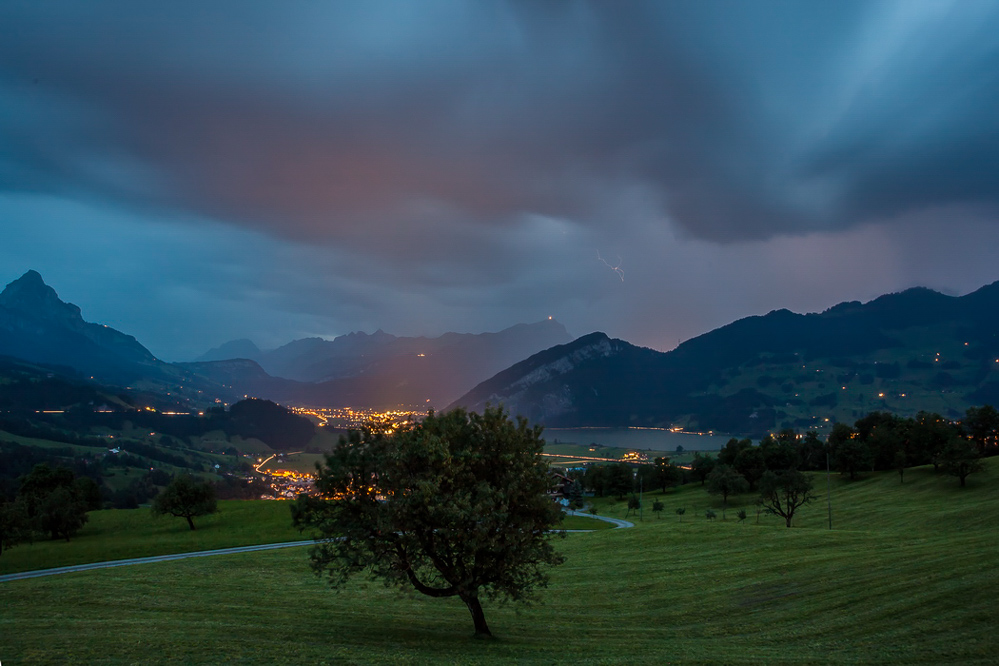 Regensommer 031 - Schwyz vor dem Gewitter