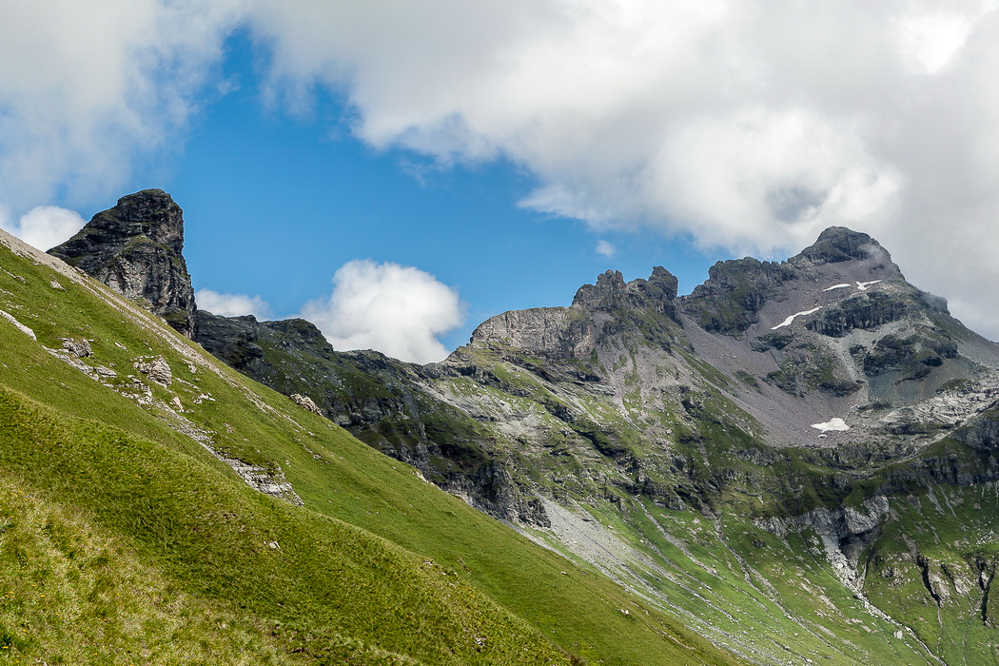 Regensommer 041 - Kärpf vom Richetlipass aus