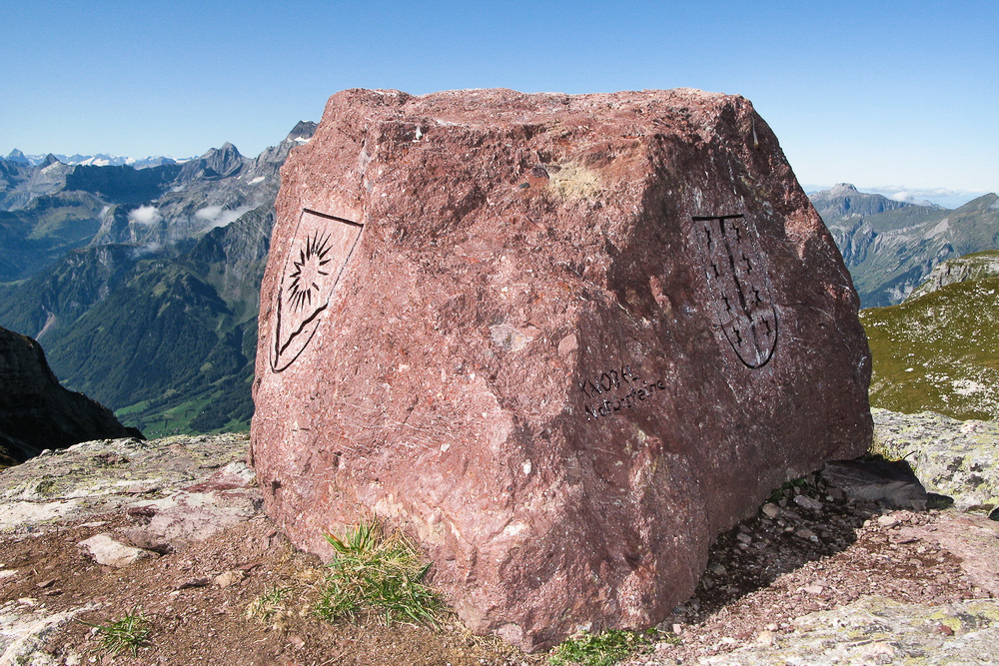 Schiltgebiet - 025 - Grenzstein der drei Glarner Gemeinden
