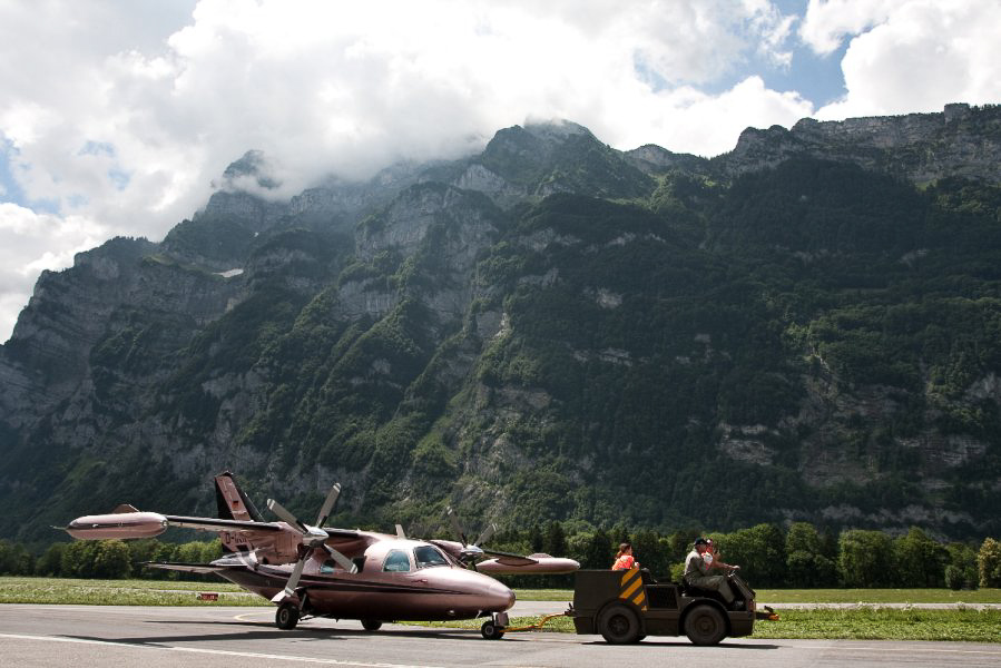Hunter in Mollis - 031 - Flugzeugverschiebung