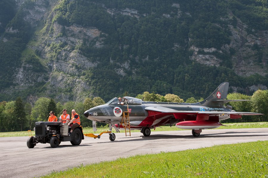 Hunter in Mollis - 032 - Flugzeugverschiebung