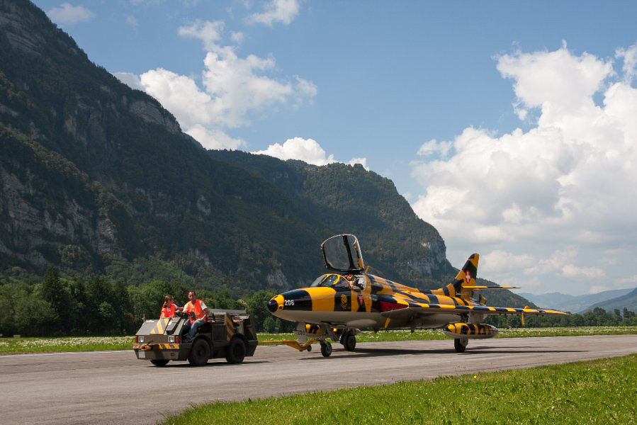 Hunter in Mollis - 034 - Flugzeugverschiebung