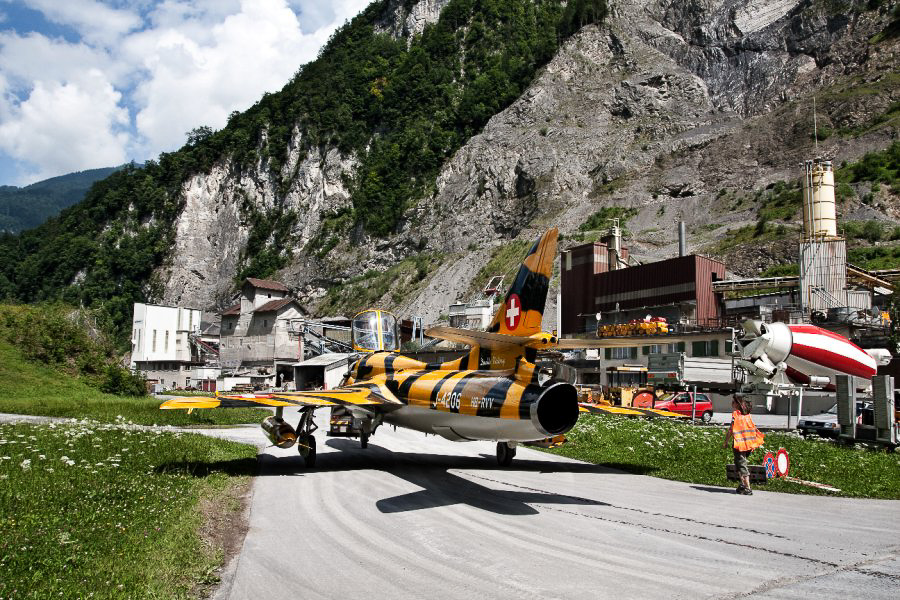 Hunter in Mollis - 035 - Flugzeugverschiebung
