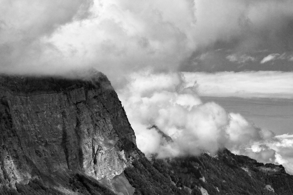 012 - Auenstafel -- Wolken am Glärnisch