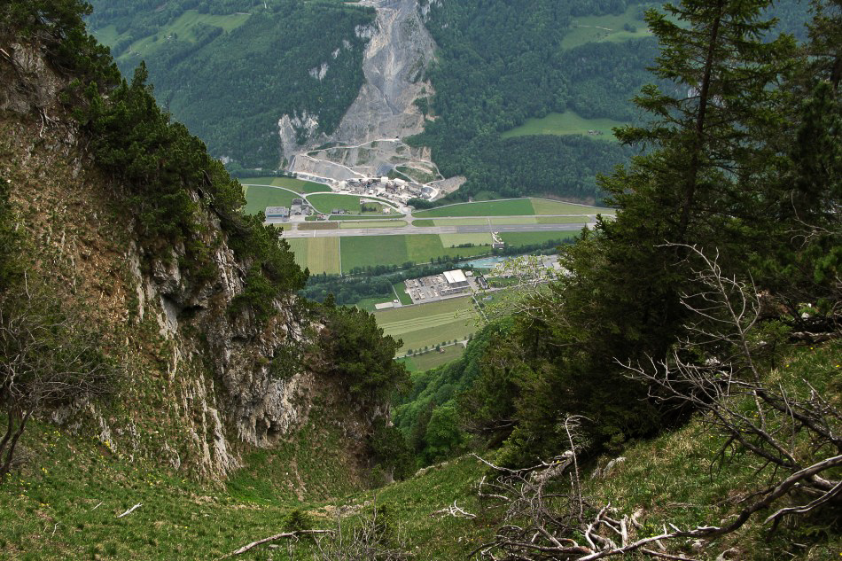 027 - Furggeli -- Tiefblick zum Fugplatz Mollis